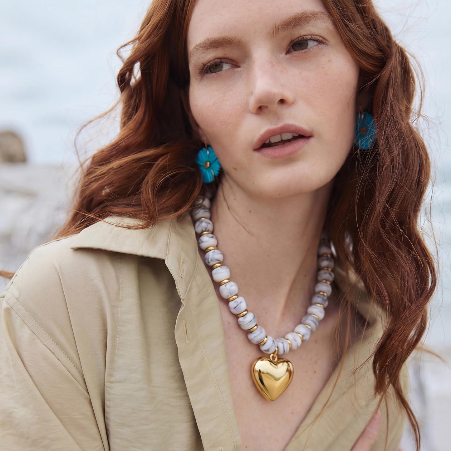 MIUSISHIYU White Grey Faux Howlite Marble Resin Chunky Necklaces for Women, Trendy Beaded Puffy Gold Heart Pendant Statement Choker, Lightweight Boho Y2K Beach Jewelry