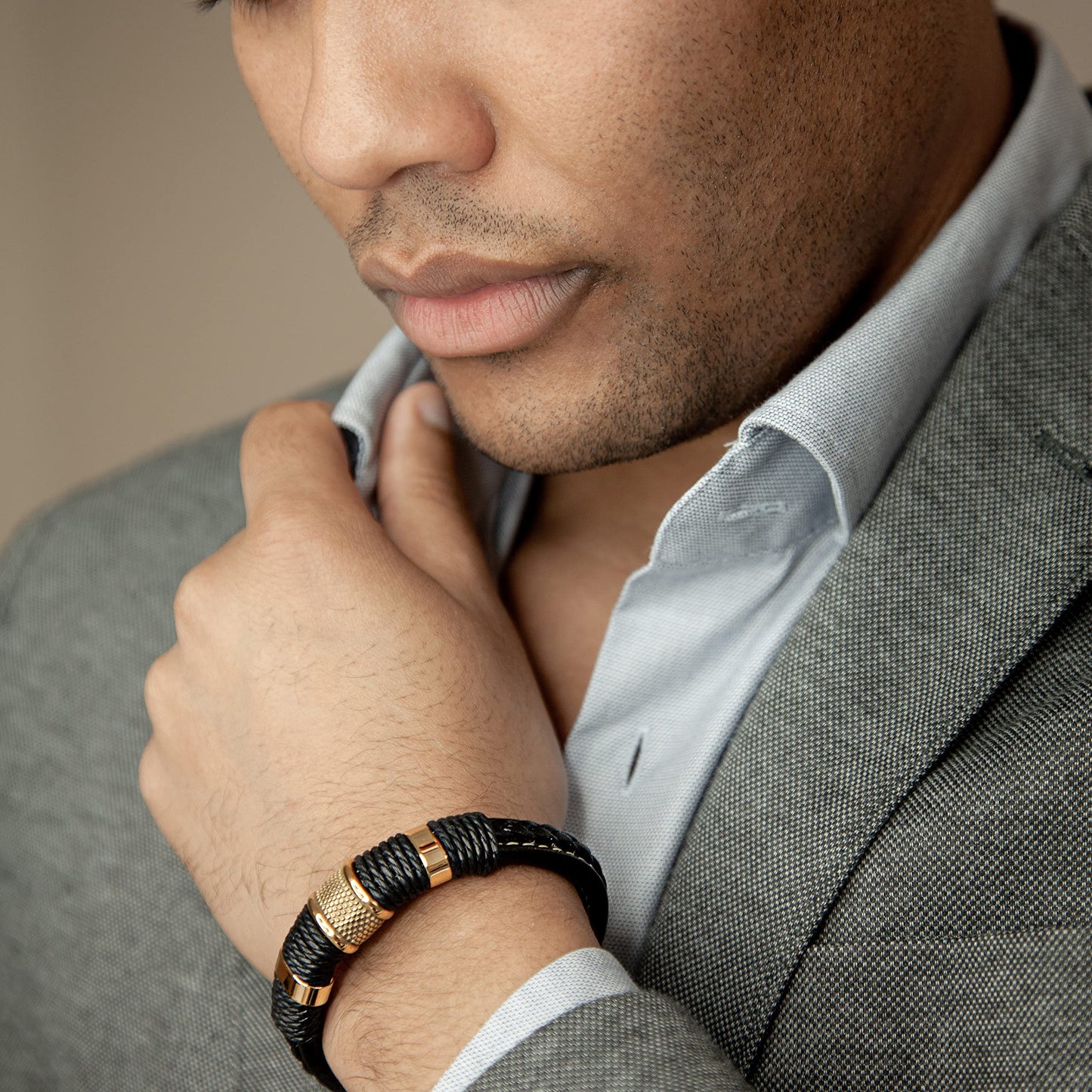 SERASAR Pulseras para hombre 23cm Oro, Caja de regalo, Piel vaca genuina trenzada, Cierre magnetico ajustable, Envoltura multicapa, Joyero, Cuerda hombre, Accesorios joyeria