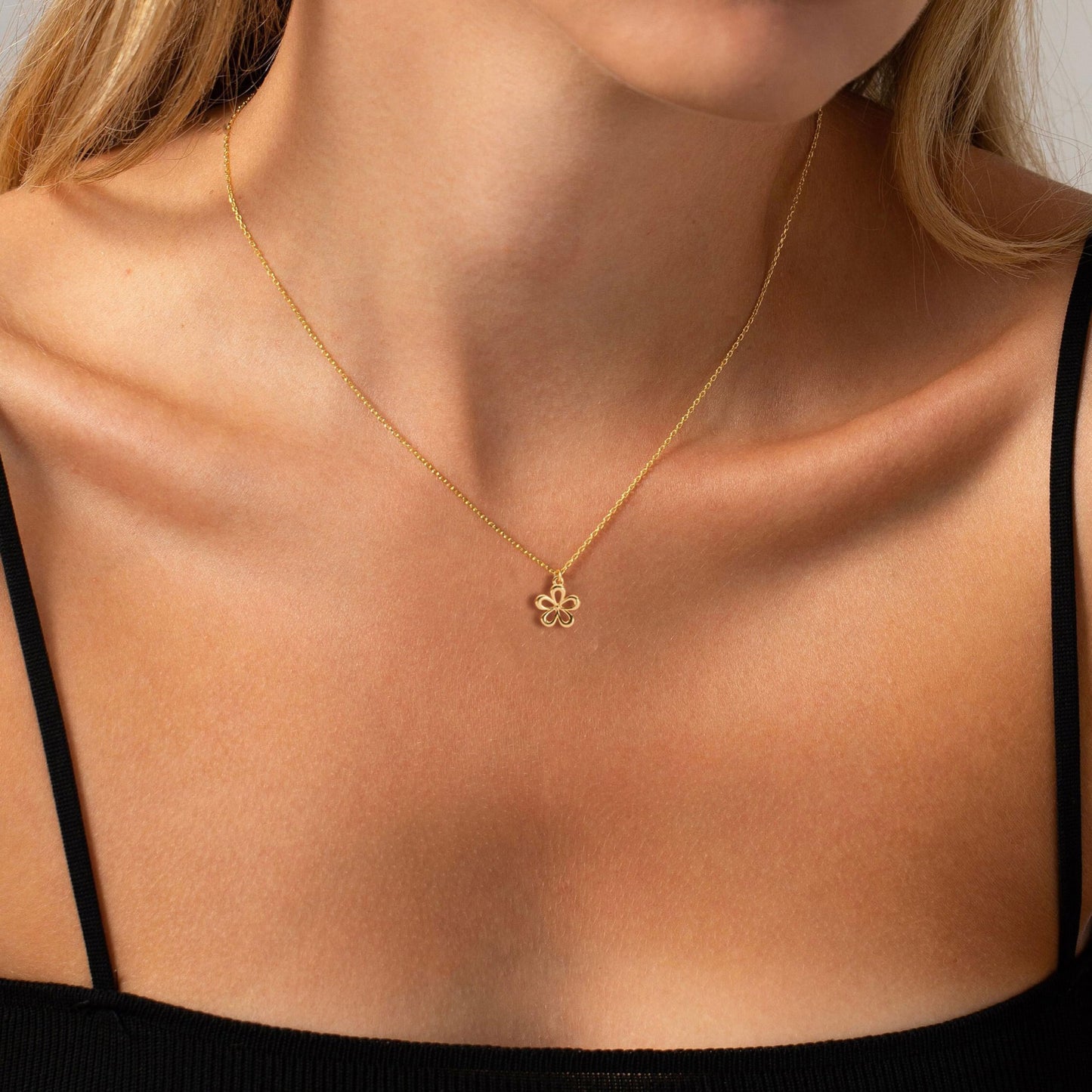 VRIUA Flower Necklace for Women 14k Gold Plated Dainty Gold Flower Necklace Simple Jewelry Everyday for Women