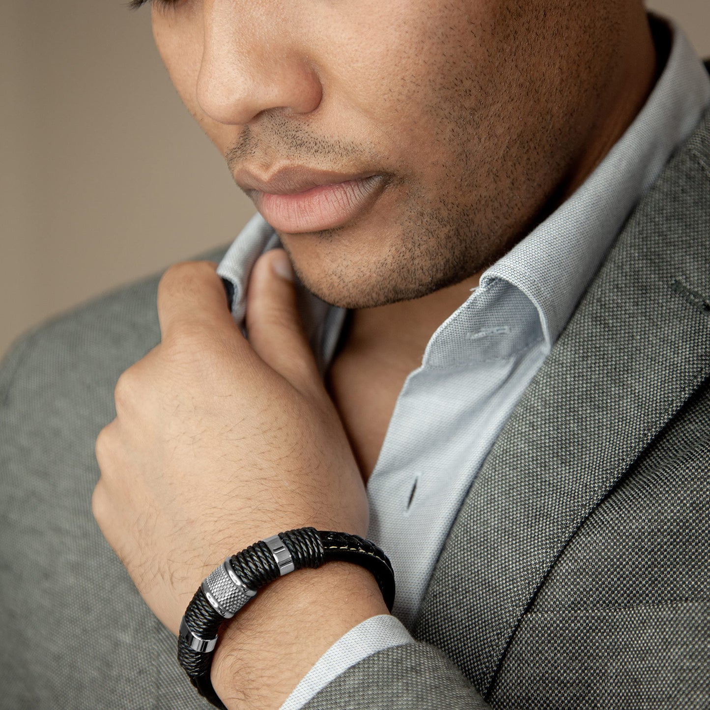 SERASAR Pulsera de cuero plateado 20cm para hombre idea regalo, genuino, caja cierre magnetico ajustable