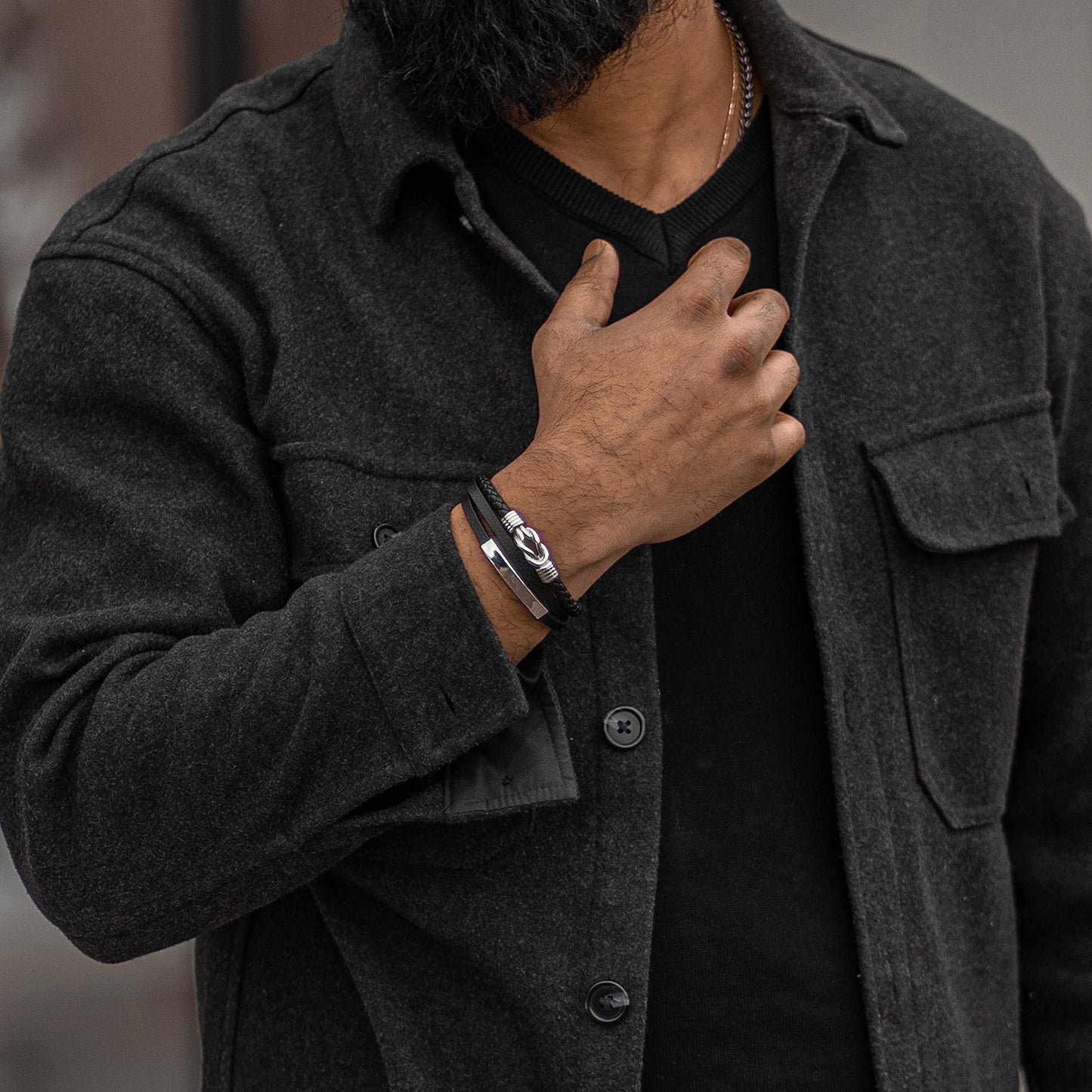 SERASAR Pulsera de cuero plateado para hombre 20cm Idea regalo Caja Piel vacuno trenzada genuino trenzado multicapa ajustable con cierre magnético