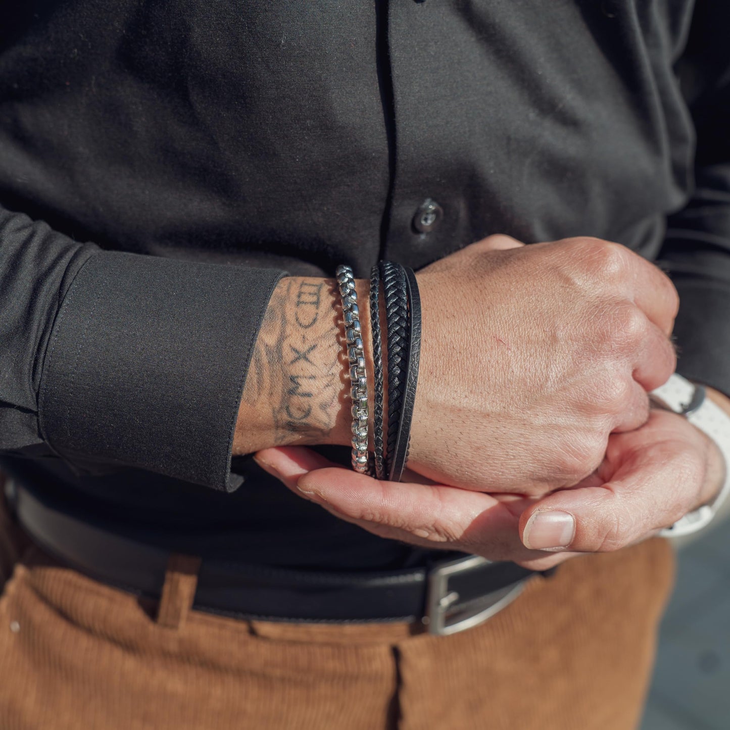 SERASAR Pulsera de cuero plateado para hombre 20cm Idea regalo Caja Piel vacuno trenzada genuino trenzado multicapa ajustable con cierre magnético